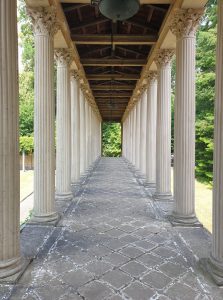 Unterm Säulengang vom Eingang aus