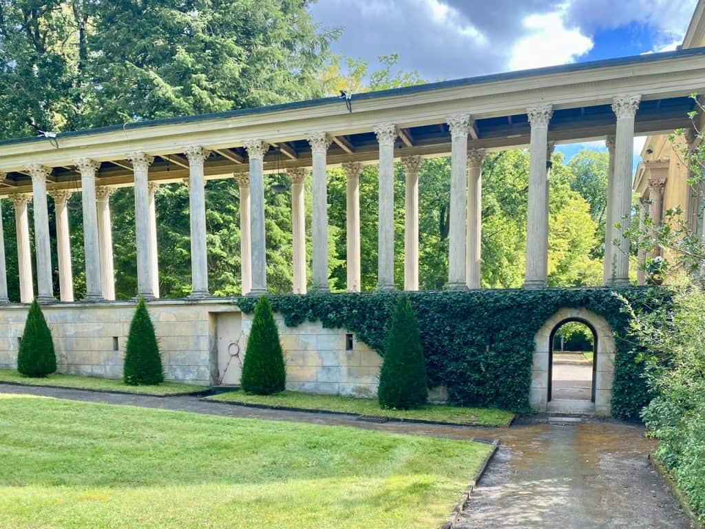 Arkadengang mit Blick zum Weingarten im parkähnlichen Garten von Schloss Lindstedt, Potsdam