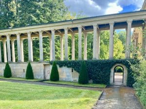 Arkadengang mit Blick zum Weingarten im parkähnlichen Garten von Schloss Lindstedt, Potsdam
