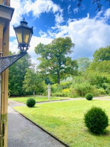 Ansicht hinterer Teil des Gartens vom Schloss Lindstedt in Potsdam