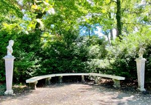 Sitzbank im parkähnlichen Garten von Schloss Lindstedt, Potsdam