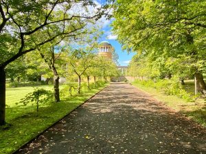 Gartenweg führt zum Turm von Schloss Lindstedt in Potsdam