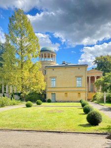 Schloss Lindstedt vom Garten aus mit Blick auf die Fassade – Potsdam